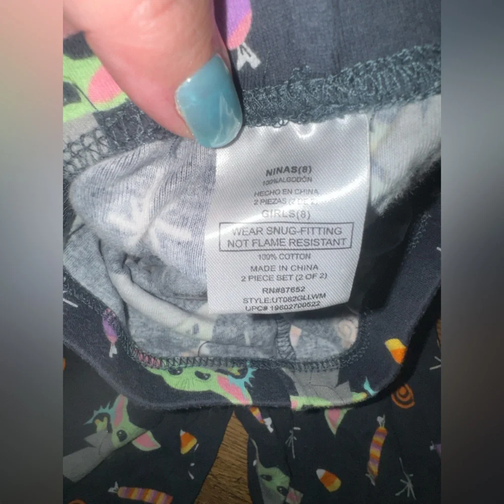 Girls size 8 Halloween baby Yoda pajamas girls Mandalorian